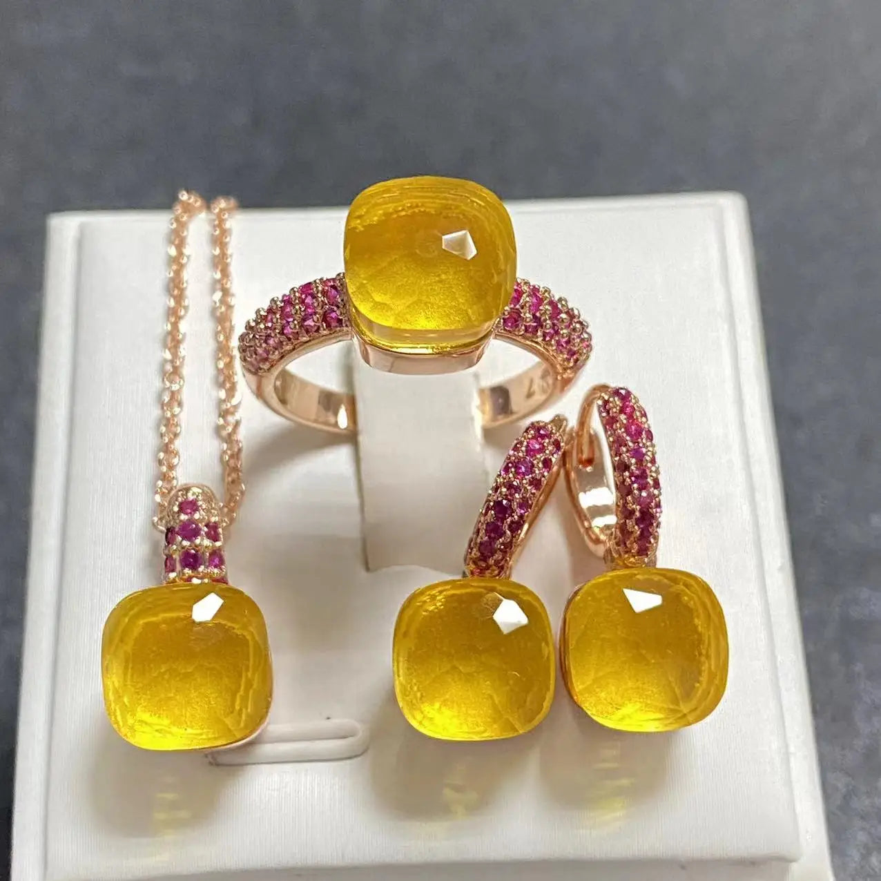 Conjunto de Joias Femininas 3 Peças - Anel, Brincos e Colar Banhados a Ouro Rosé com Zircônia Roxa Incrustada