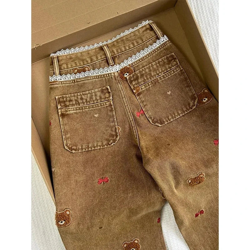 Calça Jeans Feminina Perna Larga Cintura Alta 2025 Nova Coleção Primavera com Renda e Ursinho Bordado Patchwork Caimento Justo e Confortável para o Dia a Dia