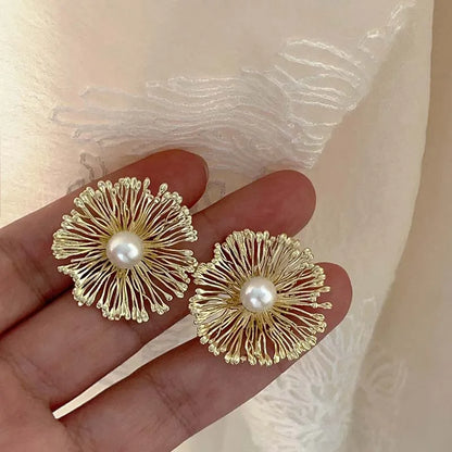 Exaggerated Metal Flowers Pearl Stud Earrings For Women Fashion Gold Color Hollow Round Temperament Earrings Jewelry Party Gifts