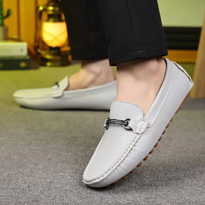 Sapatos de Couro Fashion Sapatos de Negócios Mocassins Pretos Leves Slip On para Homens Sapatos de Couro Elegantes Casuais para Festa e Casamento