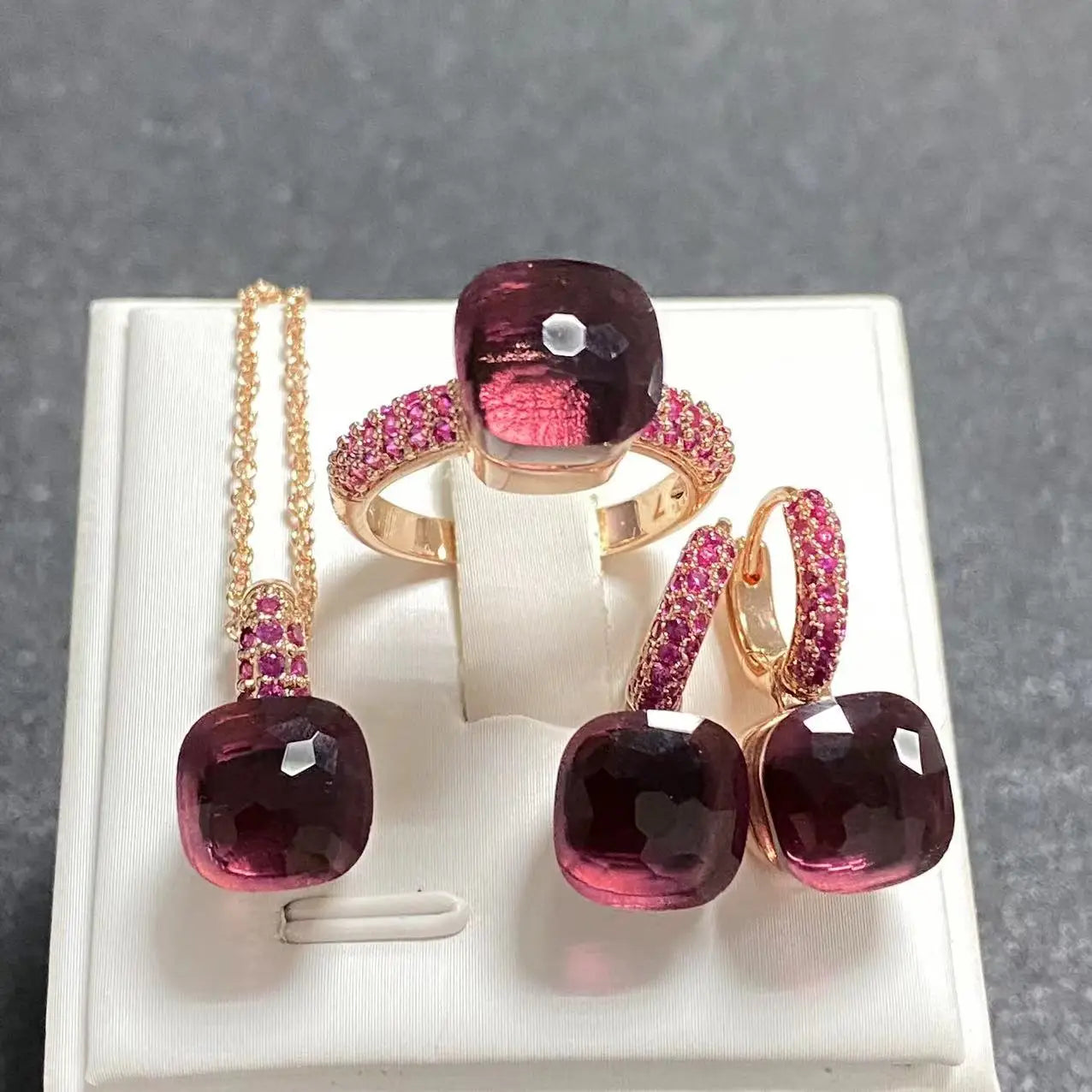 Conjunto de Joias Femininas 3 Peças - Anel, Brincos e Colar Banhados a Ouro Rosé com Zircônia Roxa Incrustada