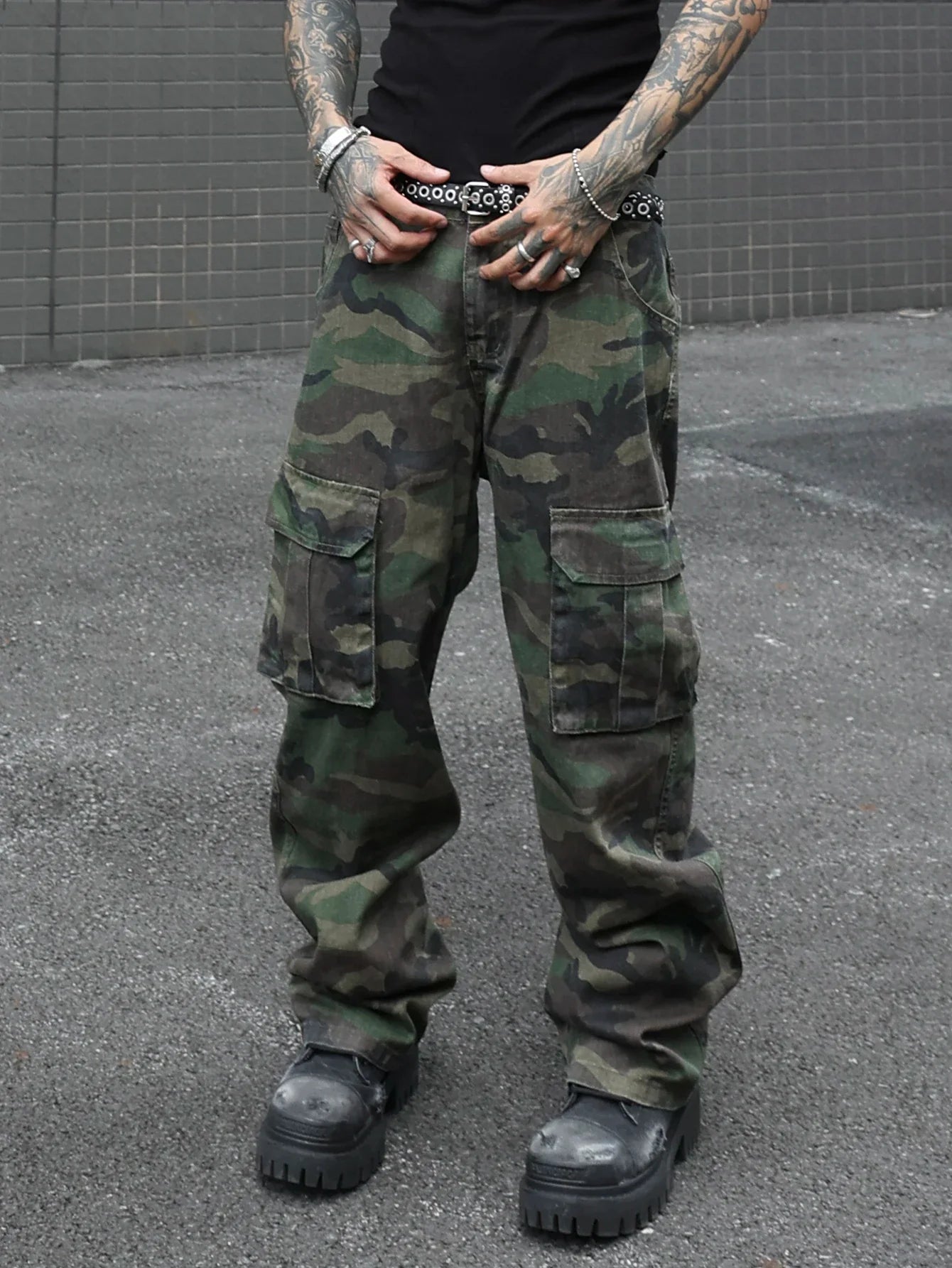 Men's camouflage utility jeans. Multi-pocket design. Stylish and trendy. Loose fit.