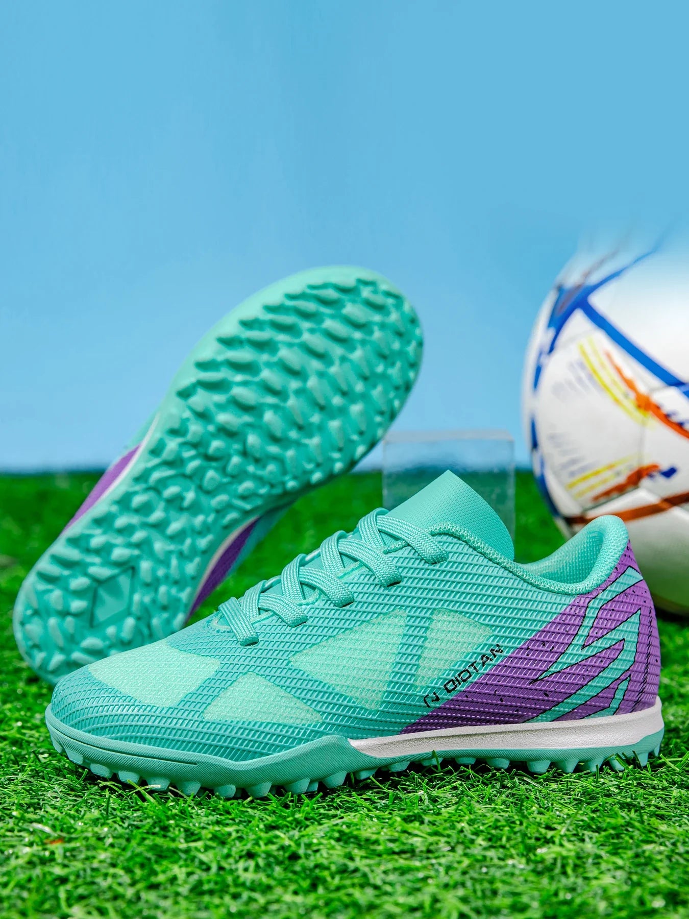 Low-top, soccer shoes, unisex, TF and FG, slip-resistant and wear-resistant, available in 3 colors. Sole spikes Not above ankle