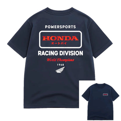 A camiseta do piloto da série "Retro Motorcycle" apresenta uma blusa de manga curta e gola solta no estilo hip-hop, da Honda, modelo "Non-wing".