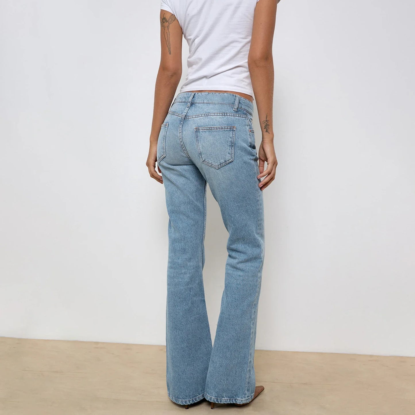 Calça Jeans Feminina Cintura Baixa com Zíper e Botão Lisa