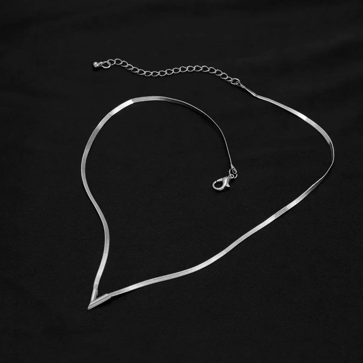 Fashion Simple Flat Snake Clavicle Chain Necklace Men Creative V Shape Pendant Choker Party Jewelry Accessories Gifts