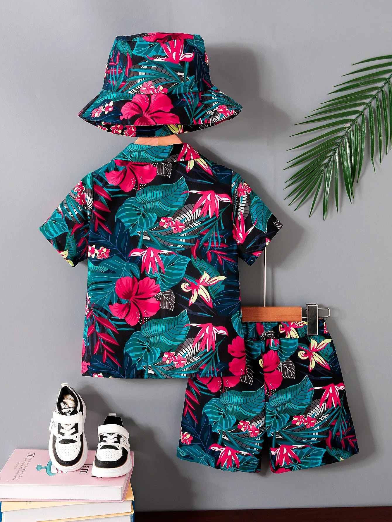3-piece set of boys' fashionable shirts and shorts suit with floral print all over & same color elastic waist shorts & hat