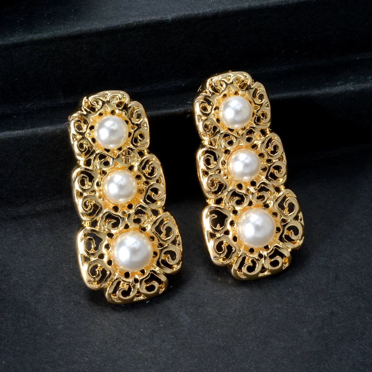Conjunto de joias de luxo Dubai para mulheres, moderno, colar de pérolas, pulseira, anel, brincos, conjunto de joias banhadas a ouro 18k