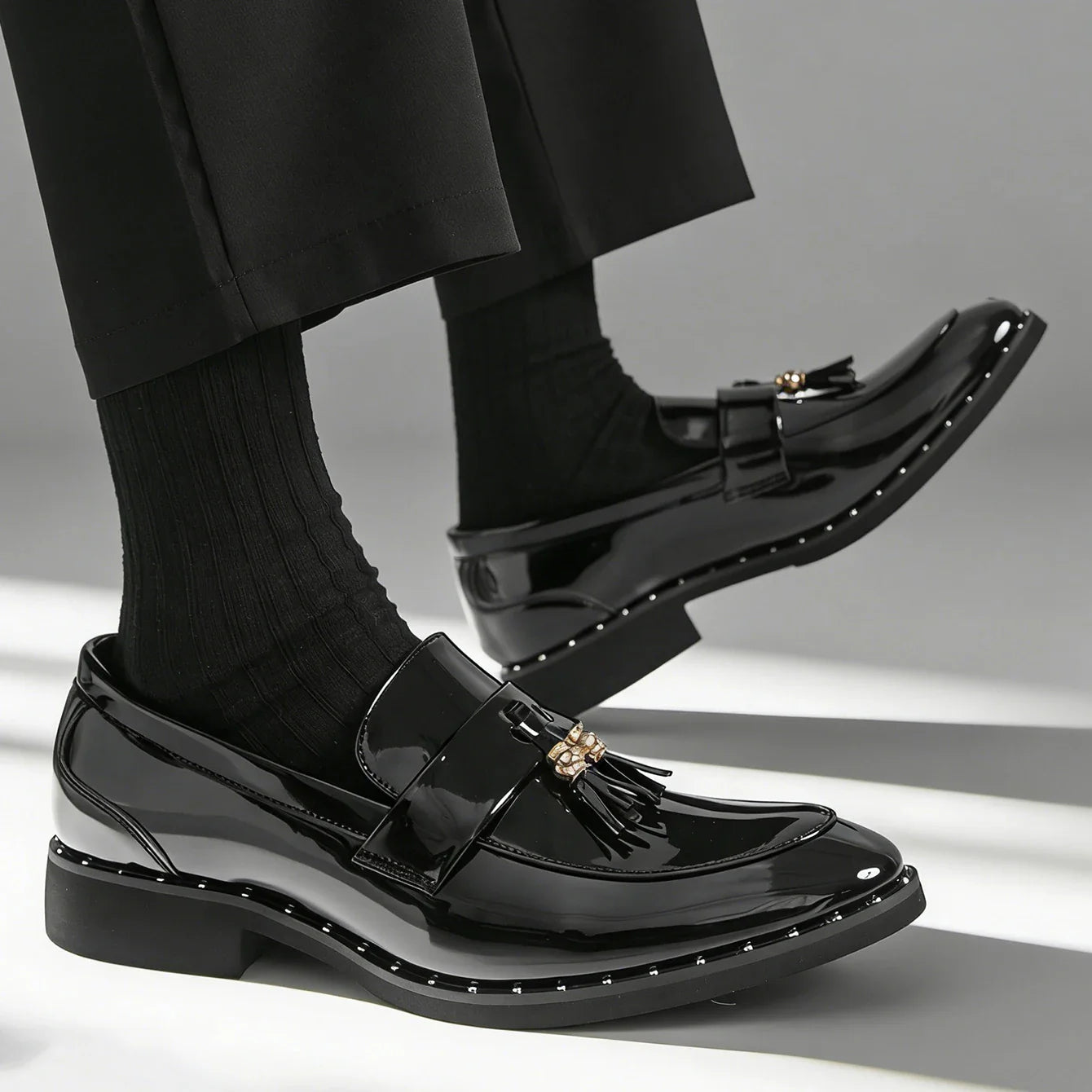 Fashion Men's Business Formal Slip-On Loafers Pointed Toe Patent Leather Shoes Shiny Tassel & Snake Print, Suitable Office Party