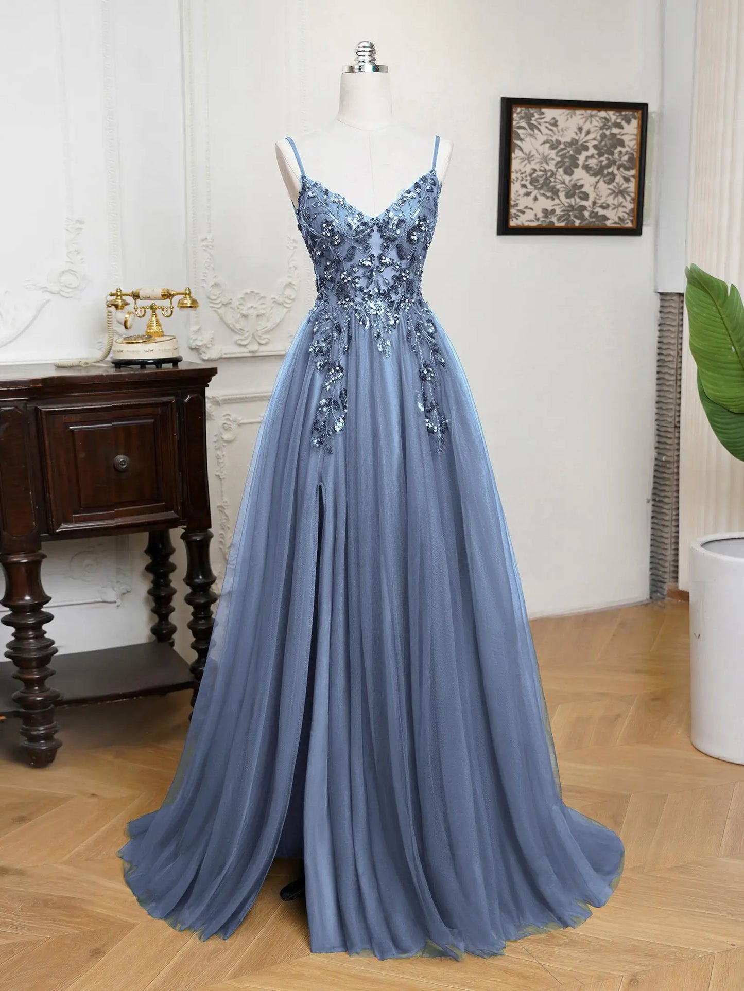 Sexy Maxi Train Evening Dresses Spaghetti Straps V-Neck Sequin Appliques Backless Prom Dress Tulle A-Line High Split Sling Gowns