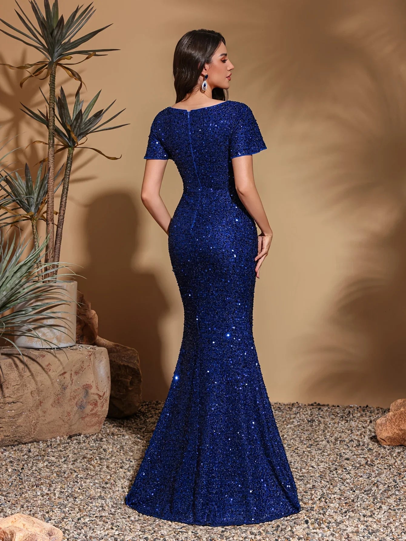 Sequined short-sleeved square neck hip-hugging wedding dress, classic retro style, elegant and chic dress