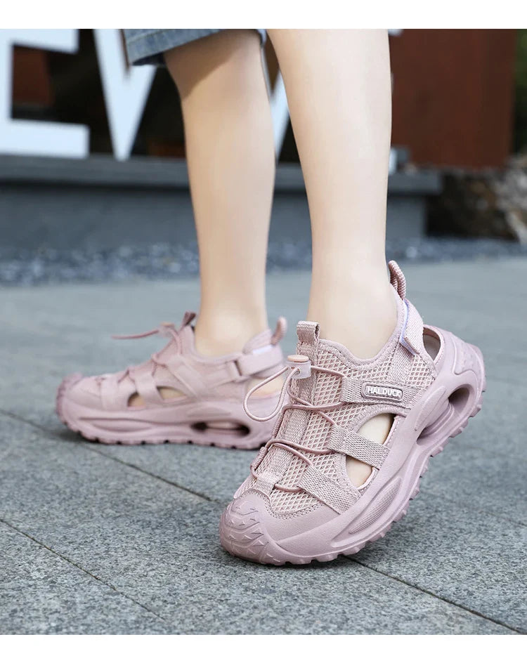 A pair of lightweight, soft, comfortable and casual sandals suitable for children's summer outdoor wear LR-D2508