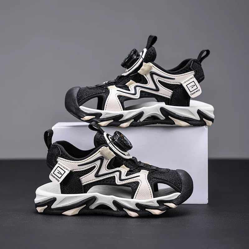 A pair of children's closed-toe sandals with quick-lock closure non-slip thick sole for daily and outdoor use DEH-D2508