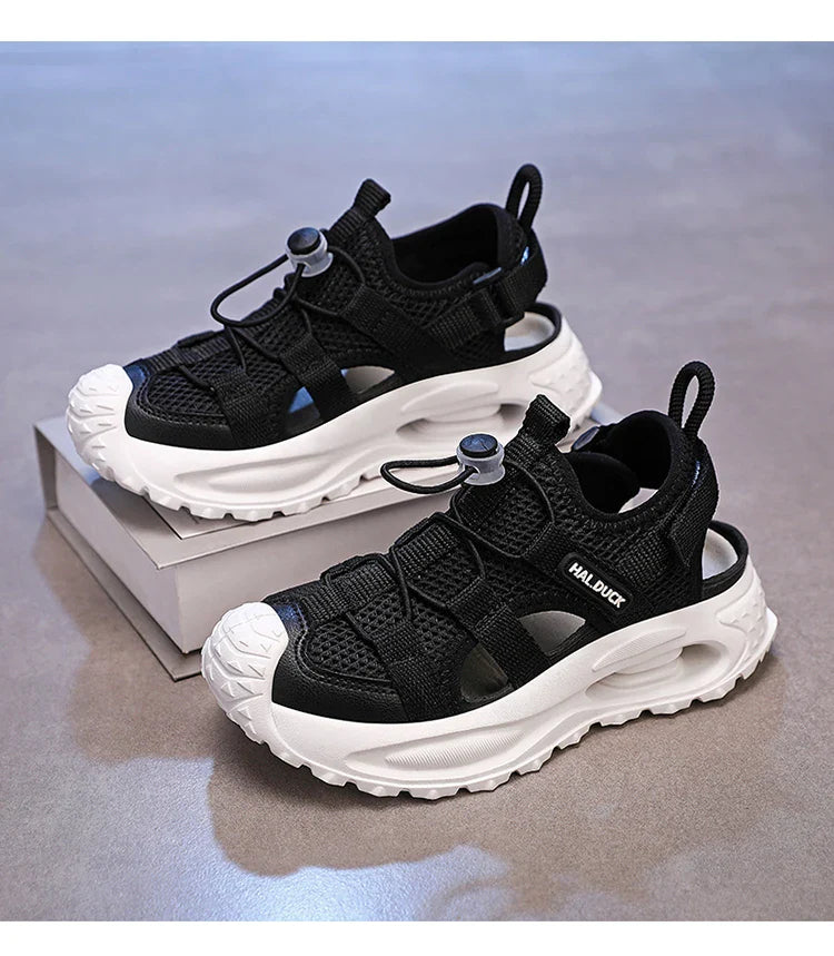 A pair of lightweight, soft, comfortable and casual sandals suitable for children's summer outdoor wear LR-D2508