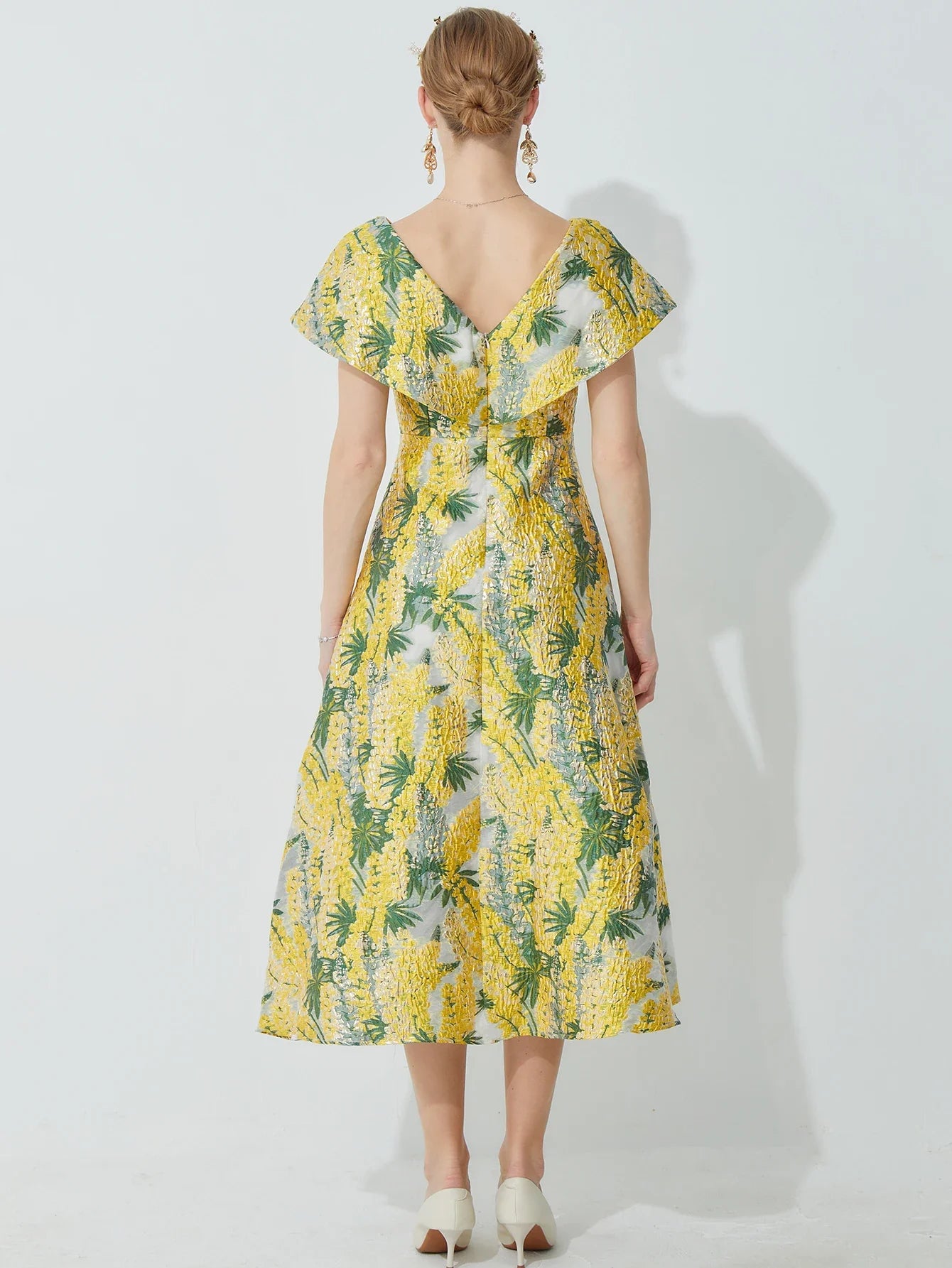 French Embellished Jacquard Dress for Women Waist-Cinching Slim-Fit Midi Dress with 3D Jacquard Perfect for Banquets