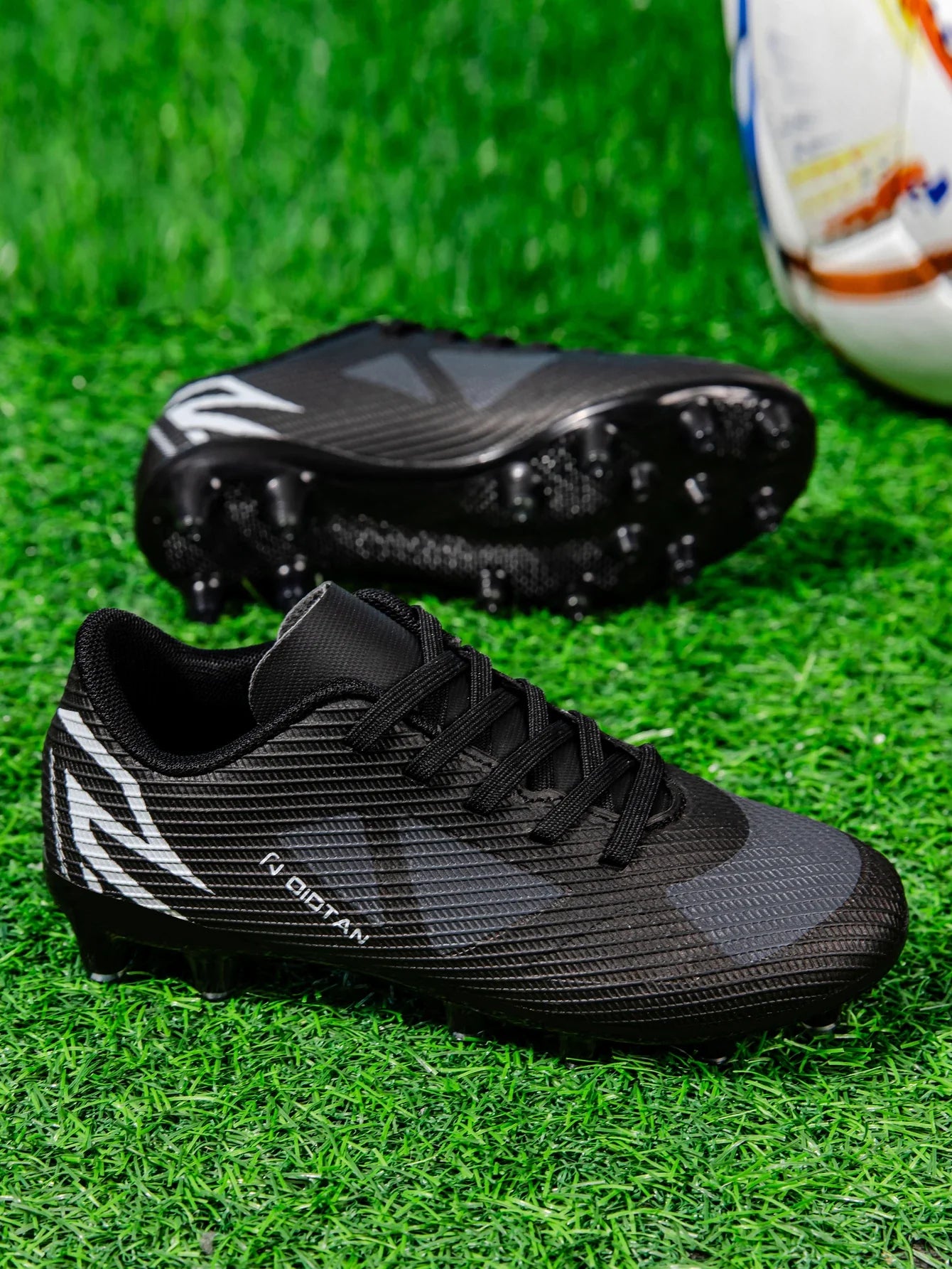 Personalized and fashionable children's sports football shoes, comfortable and breathable indoor and outdoor sports shoes