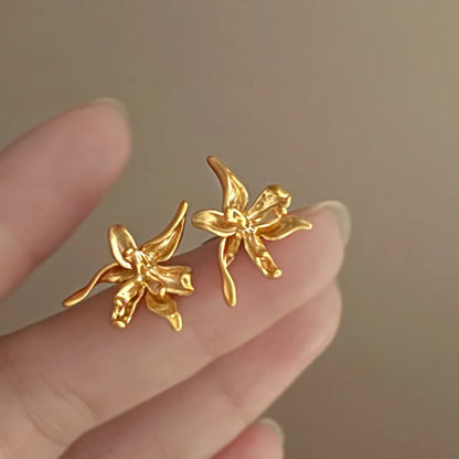 Exaggerated Metal Flowers Pearl Stud Earrings For Women Fashion Gold Color Hollow Round Temperament Earrings Jewelry Party Gifts