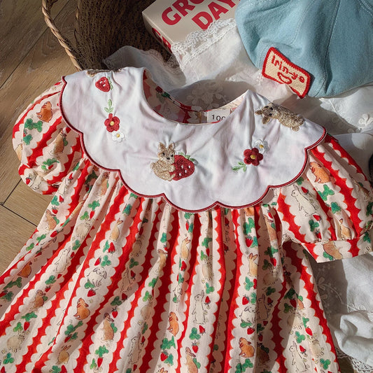 Vestido de Manga Curta Adorável Menina Listras Verticais Vermelhas e Brancas Estampa de Coelhinha e Morango Gola Peter Pan Saia para Crianças